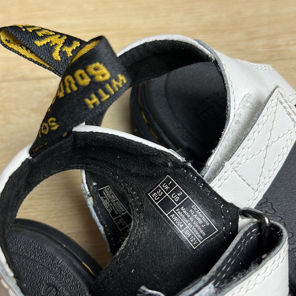 Dr. Martens Unisex-Child Klaire, SIZE 2 US - Picture 5 of 7